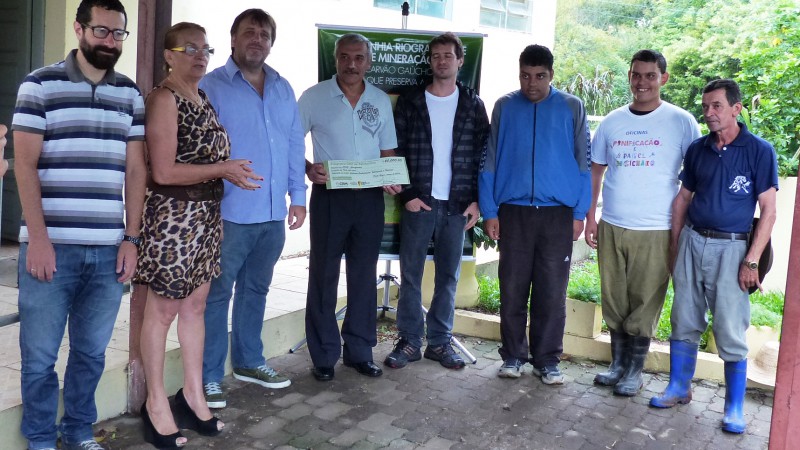 Diretor Administrativo da CRM fez a entrega do cheque