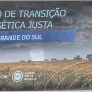 A capa do Plano de Transição Energética Justa apresenta um design padrão e singelo. O título "Plano de Transição Energética Justa Rio Grande do Sul" está em destaque, em letras grandes e legíveis, com cores que transmitem harmonia e preocupação ambiental. O design reflete a ideia de uma mudança positiva e responsável em relação a redução de emissão de gases por conta do carvão