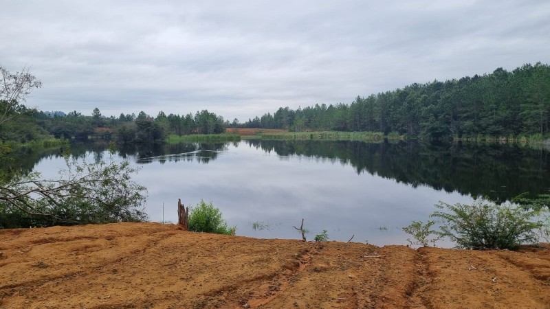 Imagem da Mina do Iruí, localizada em Cachoeira do Sul. A foto mostra uma grande área de mineração de carvão mineral, com vegetação já em processo de regeneração