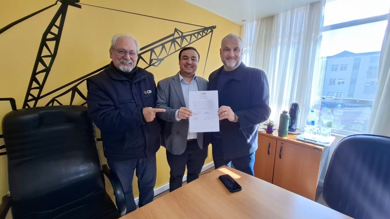 Os diretores sorrindo para a c&acirc;mera na posse de diretor t&eacute;cnico da CIA , Murilo da Luz que est&aacute; ao meio da foto do seu lado direito o presidente Ademir Baretta e do seu lado esquerdo o diretor administrativo Jo&atilde;o Batista Rodrigues