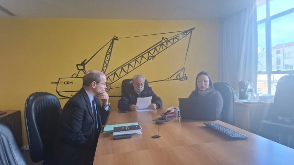 Imagem mostra 3 pessoas membros da diretoria em reuni&atilde;o hibrida lendo pauta da reuni&atilde;o que fala da elei&ccedil;&atilde;o dos conselheiros fiscal e da administra&ccedil;&atilde;o e da gest&atilde;o da Companhia.  