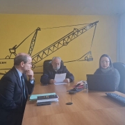 Imagem mostra 3 pessoas membros da diretoria em reuni&atilde;o hibrida lendo pauta da reuni&atilde;o que fala da elei&ccedil;&atilde;o dos conselheiros fiscal e da administra&ccedil;&atilde;o e da gest&atilde;o da Companhia.  