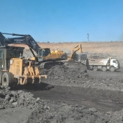 A imagem mostra um trator da CRM minerando as &aacute;reas em Candiota, trator trabalha e mostra bastante carv&atilde;o nessas &aacute;reas