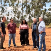 A imagem mostra os 3 diretores da CRM conversando  com os engenheiros da CRM Jo&atilde;o Batista Sampaio e Dan&uacute;bia, todos em p&eacute; falando sobre as &aacute;reas de recupera&ccedil;&atilde;o ambiental em Minas do Le&atilde;o com os semblantes s&eacute;rios e de aten&ccedil;&atilde;o total.